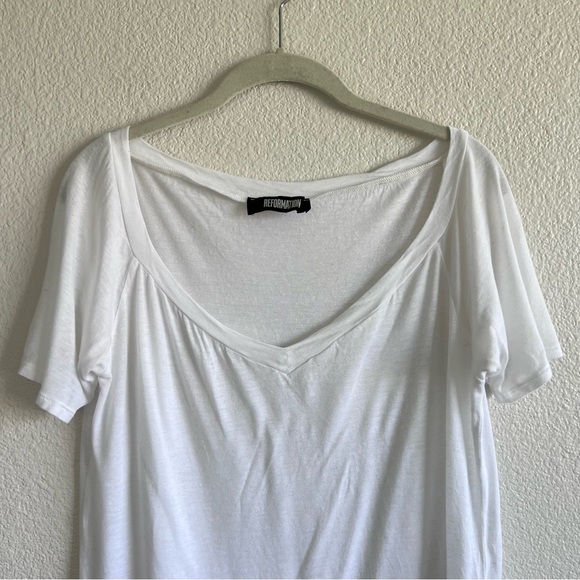 Reformation Women’s White Loose Fit V-Neck T-Shirt - Picture 2 of 13